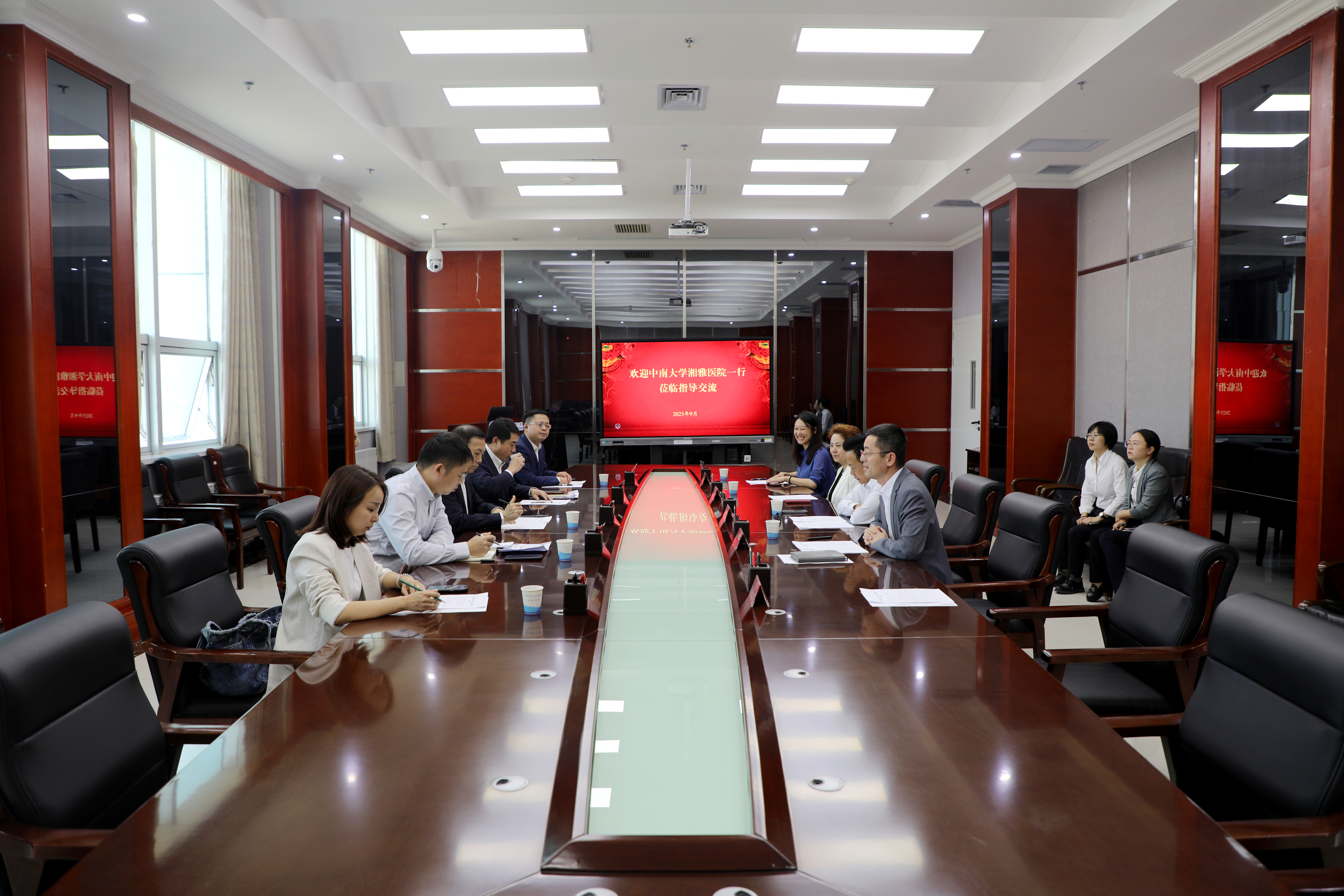 新闻动态丨深化援疆协作 共促医疗发展-中南大学湘雅医院党委书记张欣一行来我院开展交流座谈并慰问援疆专家