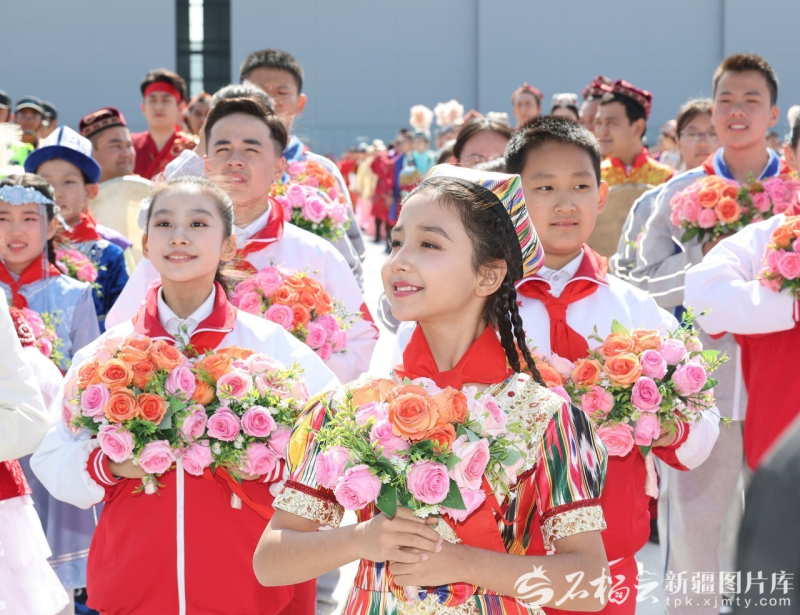 图集丨新疆各族群众热烈欢迎习近平总书记